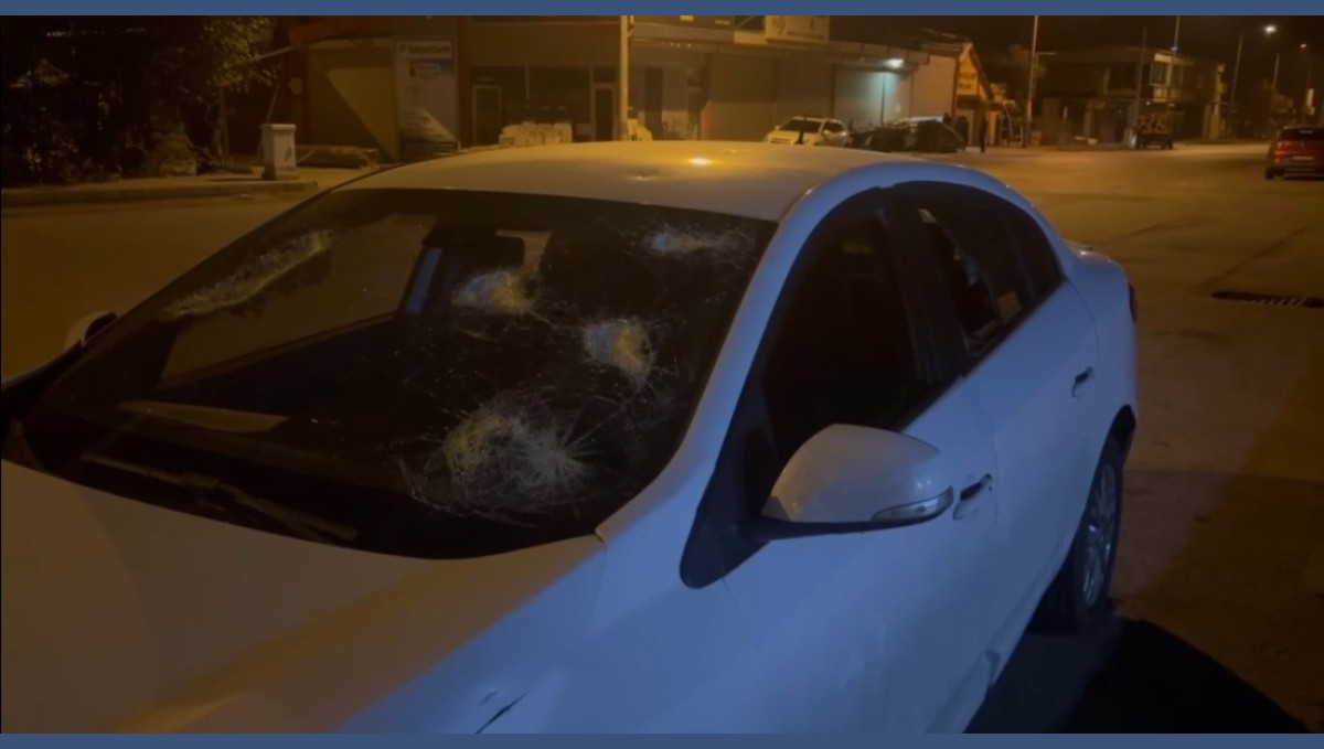 Kiraladığı otomobilin camlarını kırdı