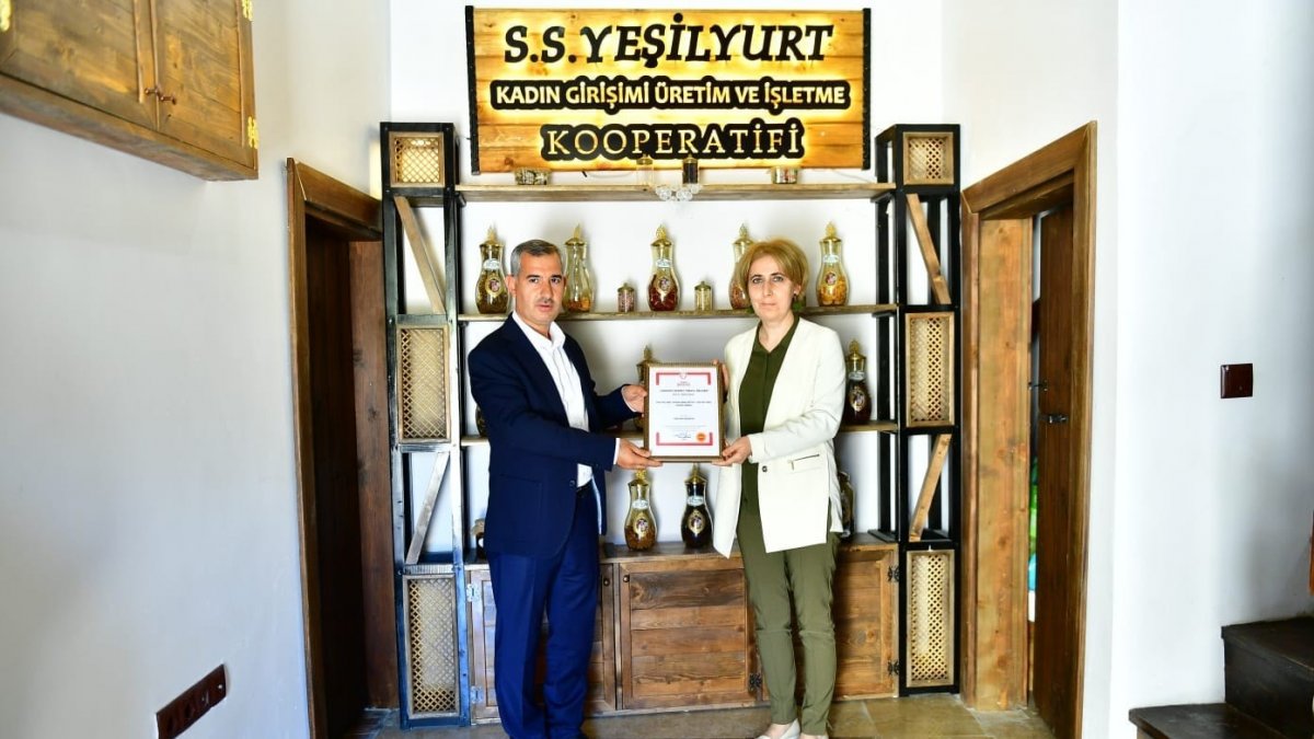 Kiraz yaprağı sarmasının coğrafi işaret tescil belgesi kadınlara teslim edildi