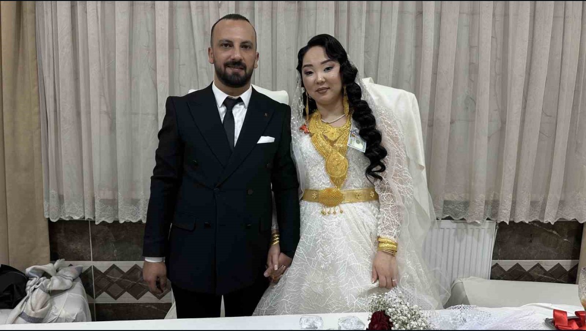 Kırgız gelin ve Yüksekovalı damadın kargoda başlayan aşkı mutlu sonla bitti