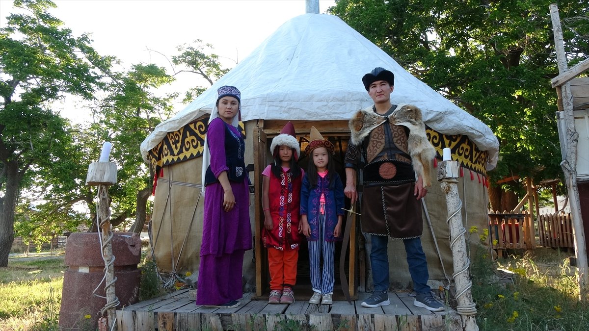 Kırgız Türkleri çivi kullanmadan yaptıkları "otağ"ları yurt dışına gönderiyor