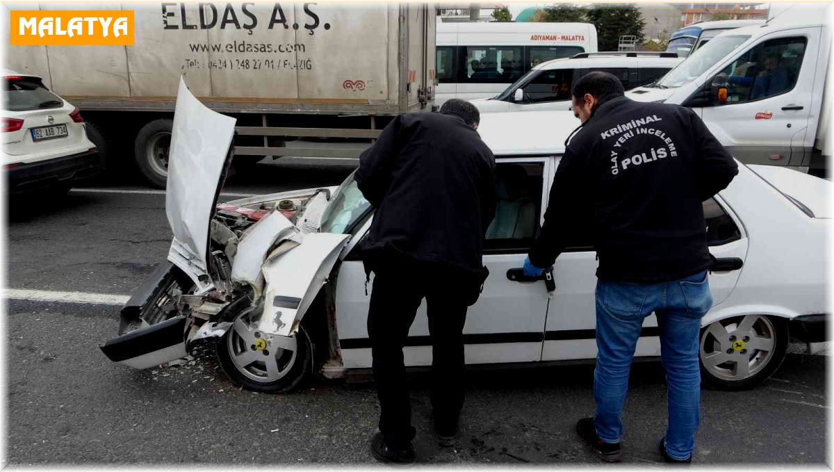 Kırmızı ışıkta bekleyen araçların arasına daldı