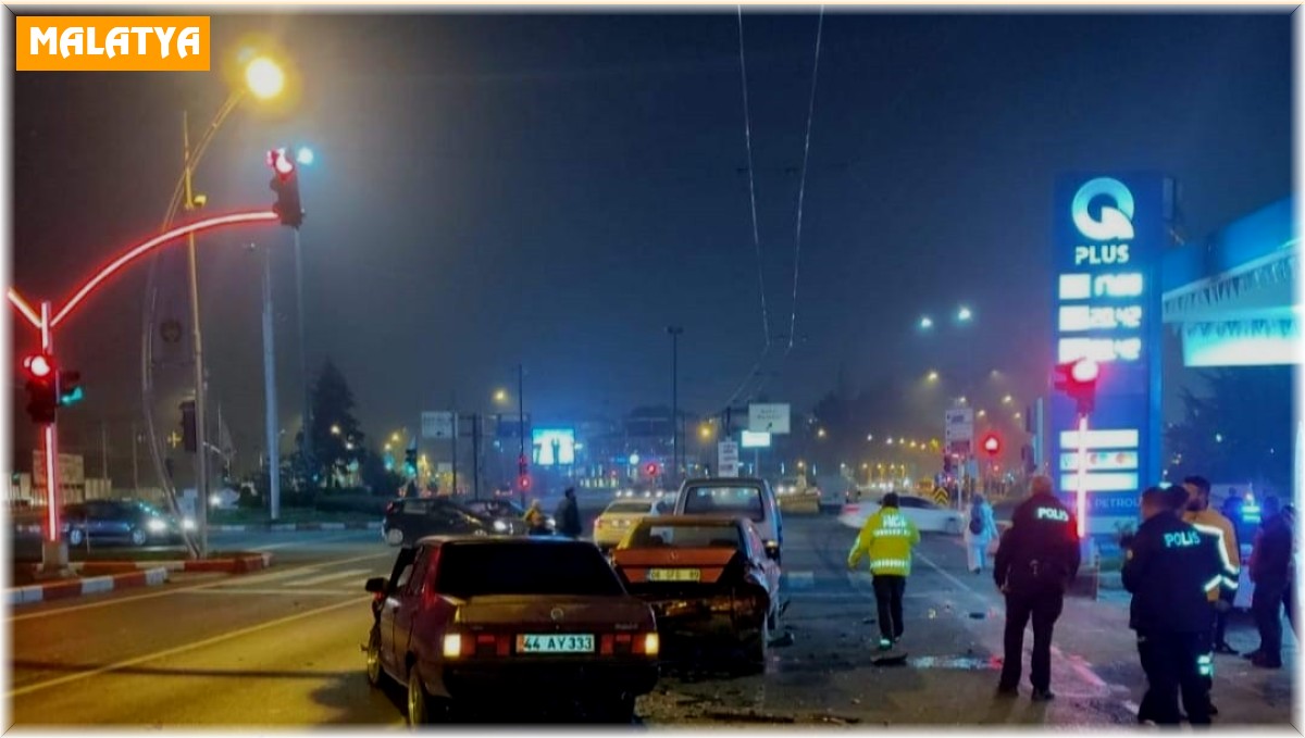 Kırmızı ışıkta zincirleme kaza: 2 yaralı