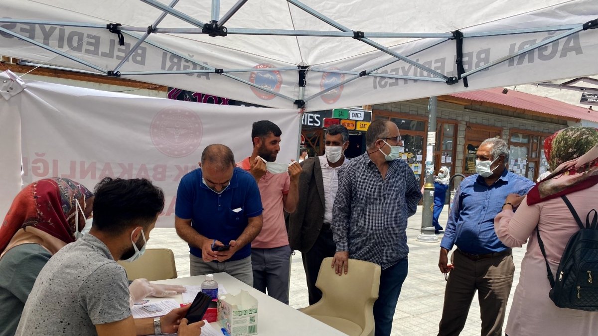 Kırmızı kategoride olan Ağrı'da mobil aşı stantları ilgi görüyor