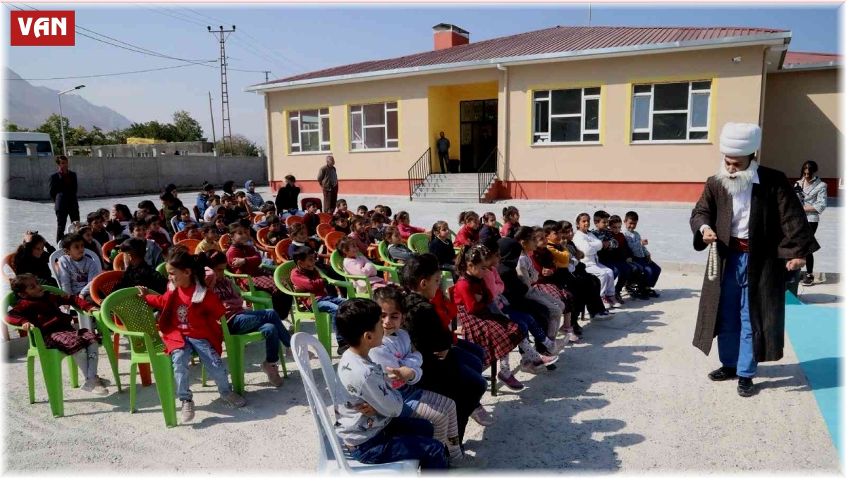 Kırsal mahallelerdeki çocuklar için tiyatro etkinliği