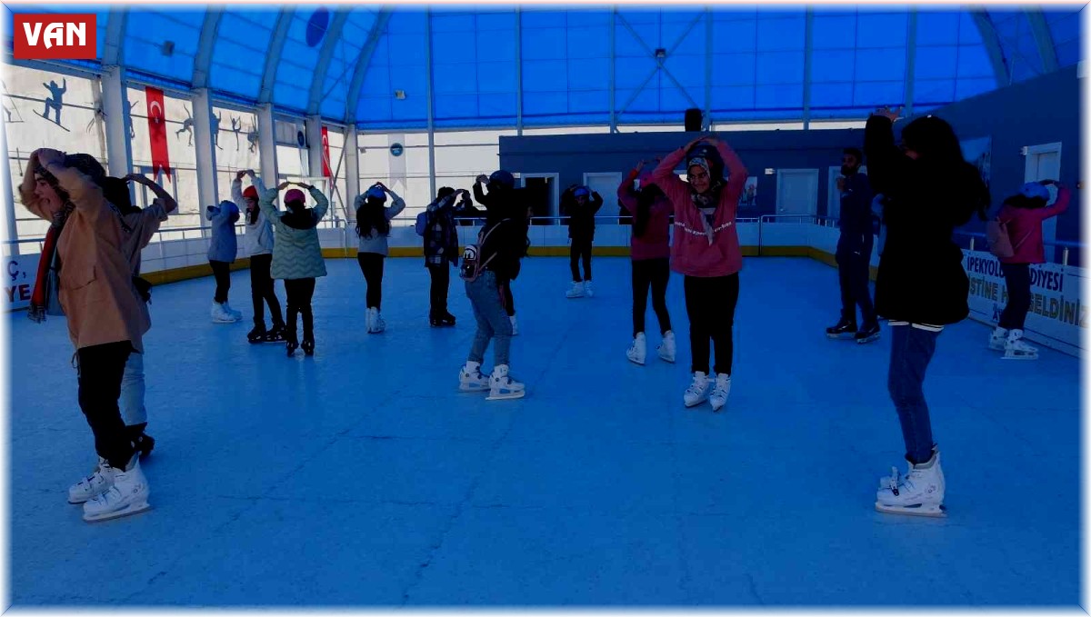 Kırsal mahallelerdeki çocuklar müze ve buz pisti ile tanıştı