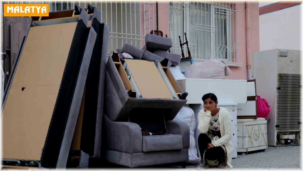 Kış günü eşyaları ile sokağa atıldı