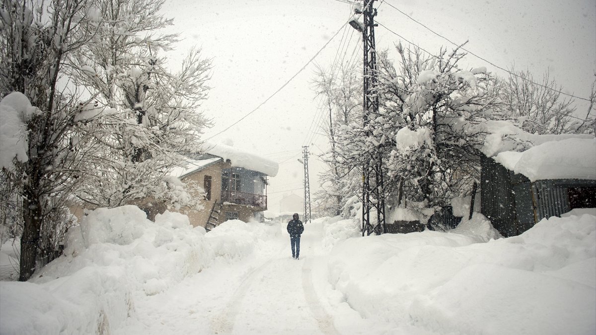 Kış mevsiminin çetin geçtiği Ovacık'ta kar kalınlığı 1 metreyi aştı