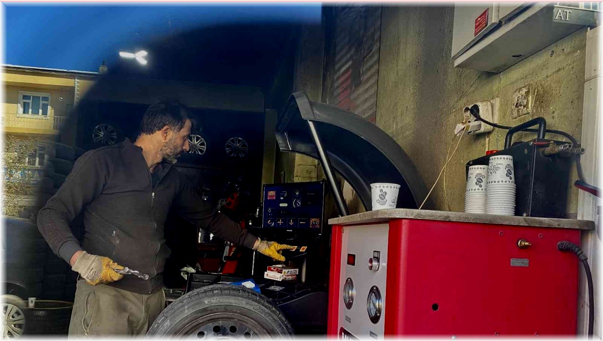 Kış mevsiminin yaklaşmasıyla lastikçilerde yoğun mesai başladı