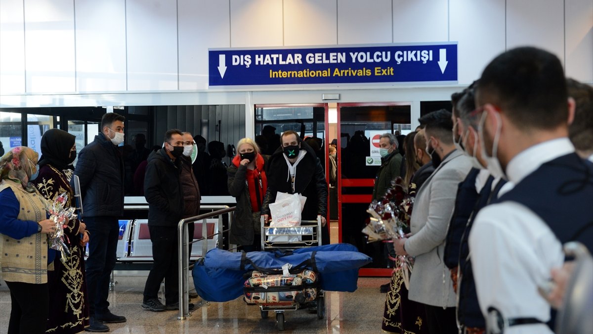 Kış tatili için Palandöken'e gelen Ukraynalı turistler davul zurnayla karşılandı