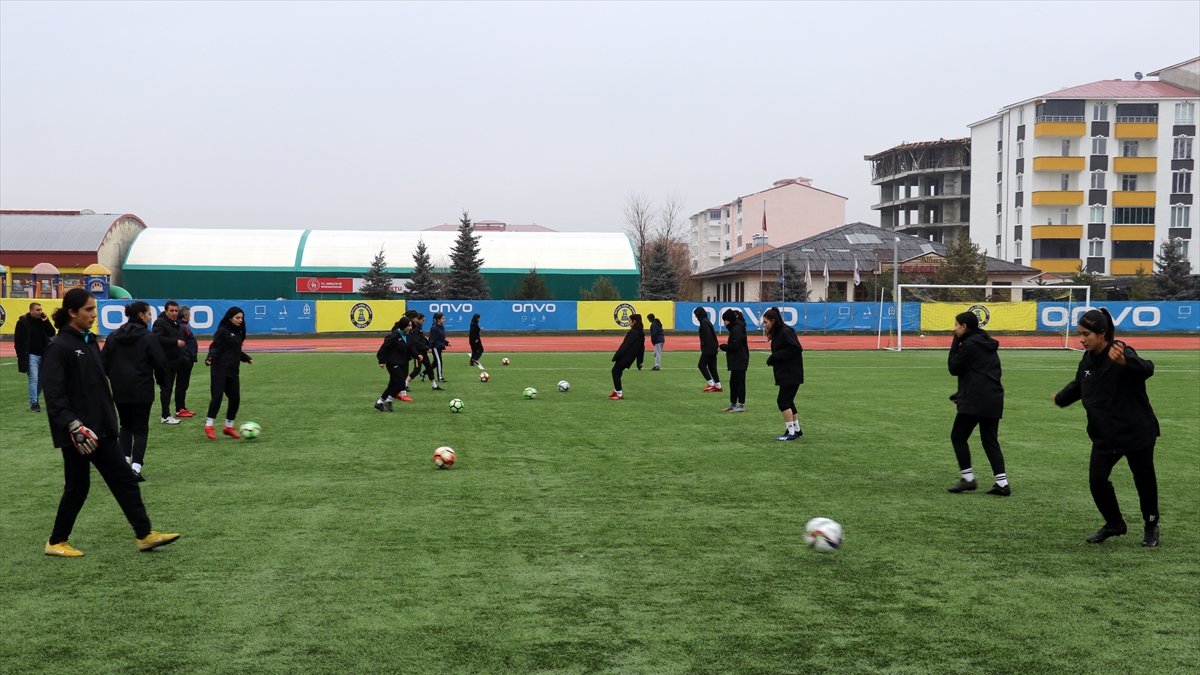 Kışa ve önyargılara rağmen: Ağrı’nın tek kadın futbol takımı başarı peşinde