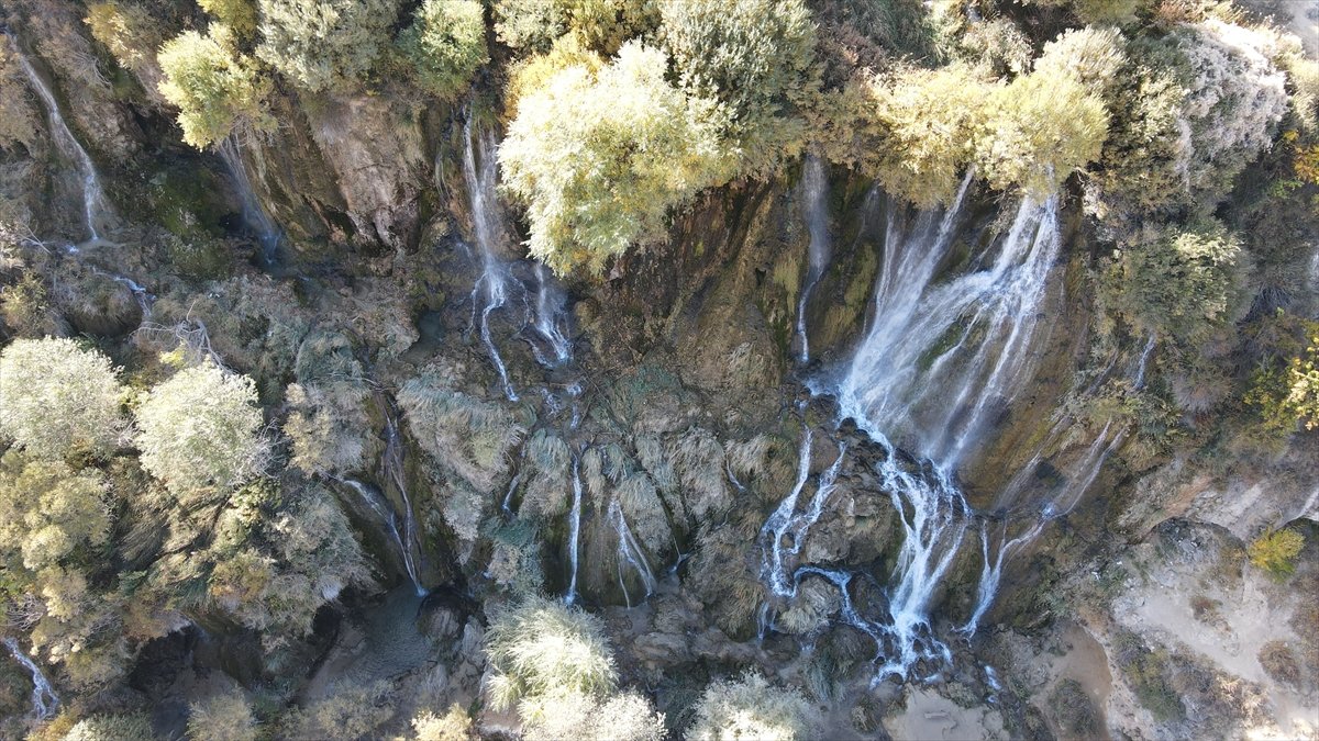 Kışın buz tutan Girlevik Şelalesi sonbaharda ayrı güzellik sunuyor