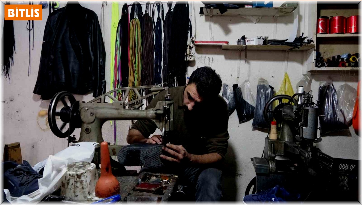 Kışın çetin geçtiği Bitlis'te ayakkabı tamircilerinde yoğunluk