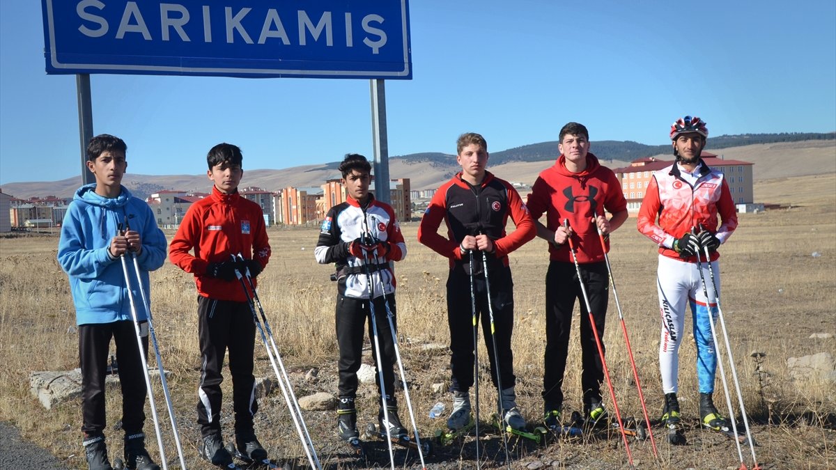 Kışın yapılacak kayaklı koşu milli takım seçmelerine asfaltta hazırlanıyorlar