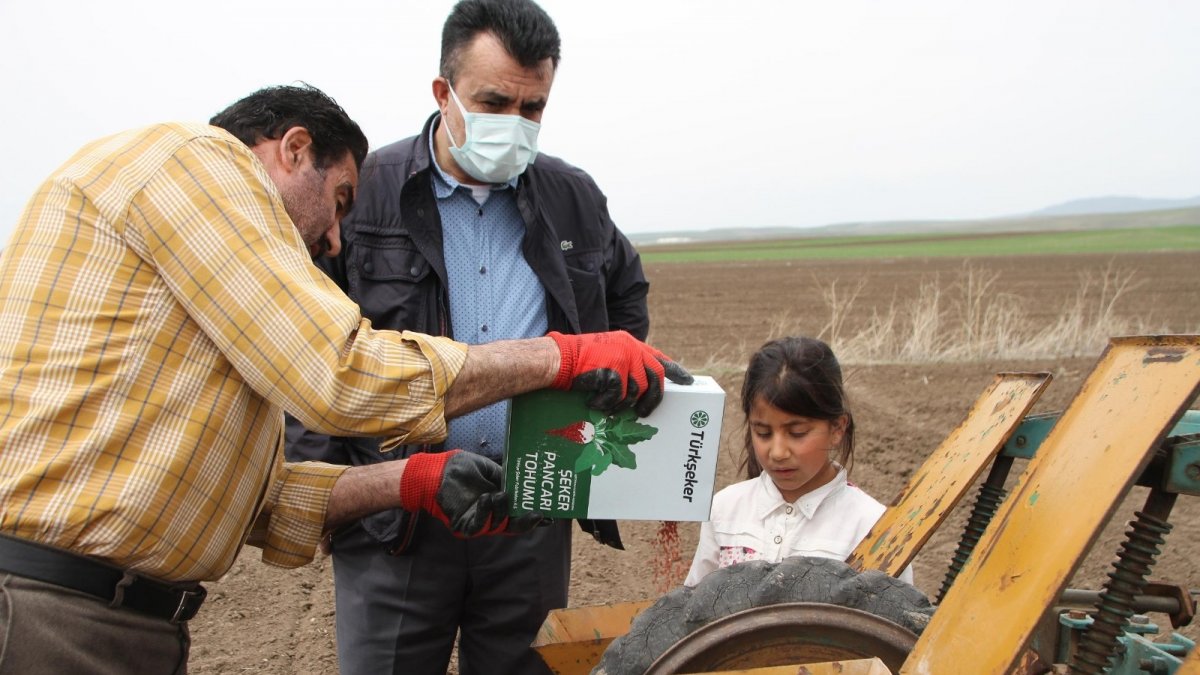 Kısıtlamadan muaf olan çiftçiler tarlada