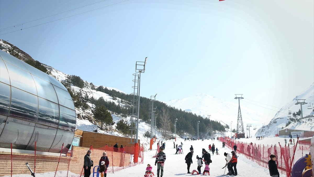 Kısıtlamadan muaf olan turistler hafta sonunda Palandöken'e akın etti