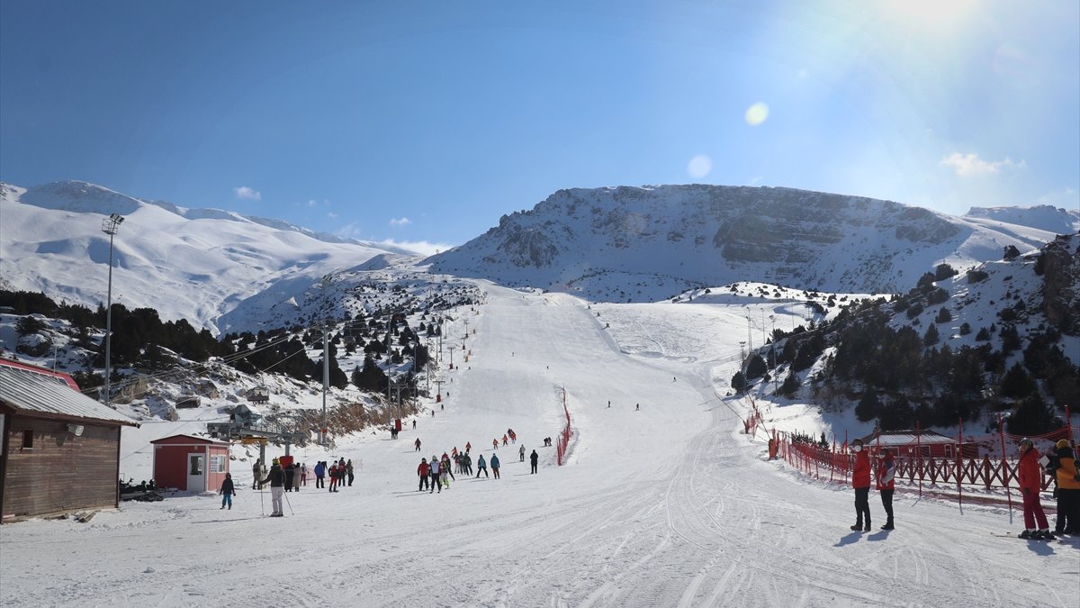 Kısıtlamadan muaf tutulan turistler Ergan Dağı Kayak Merkezi'nin keyfini çıkardı
