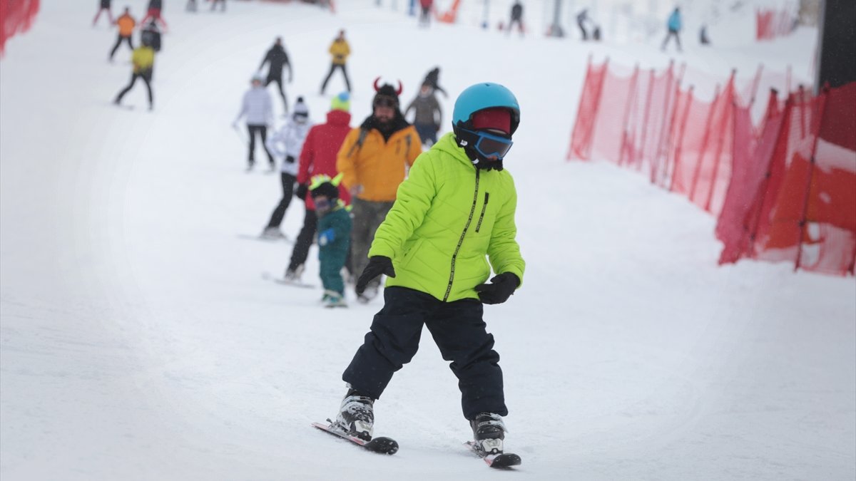 Kısıtlamadan muaf tutulan turistler Palandöken'de kayağın keyfini çıkarıyor