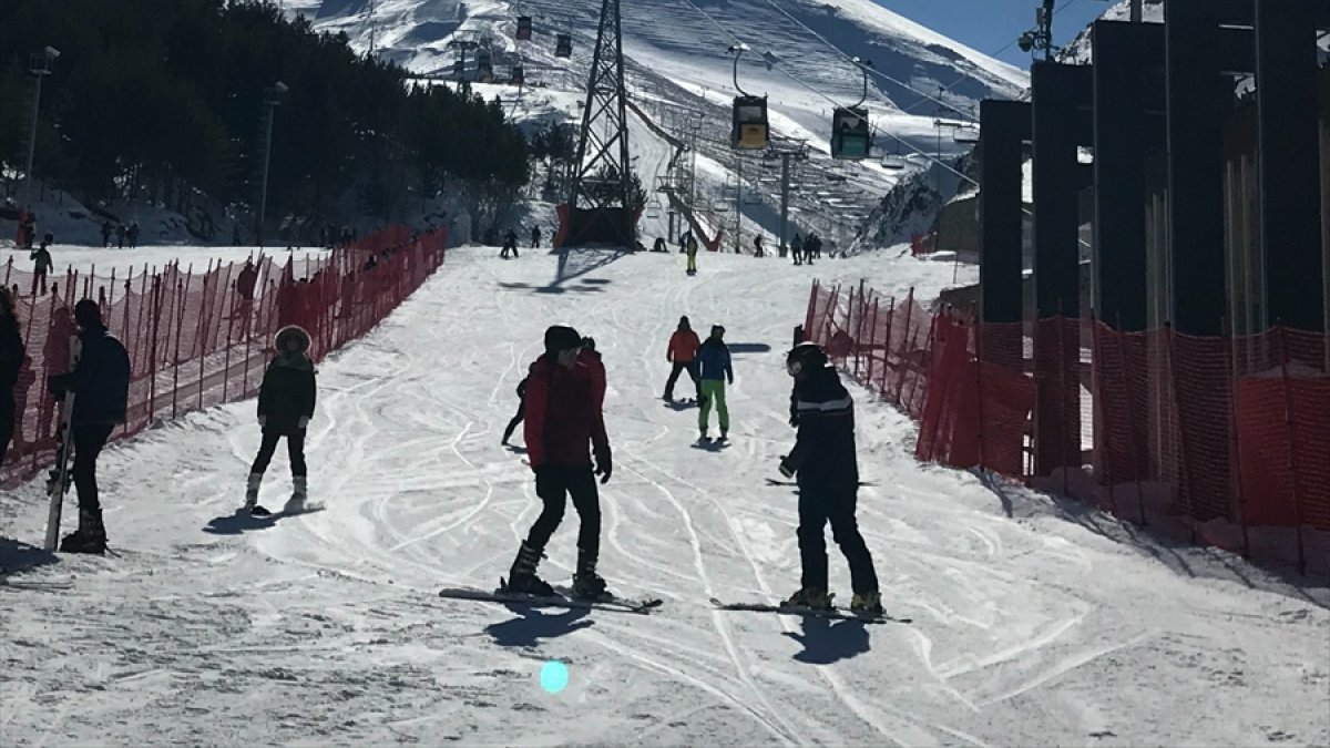 Kısıtlamadan muaf tutulan turistler Palandöken'de kayak yapmanın keyfini yaşıyor