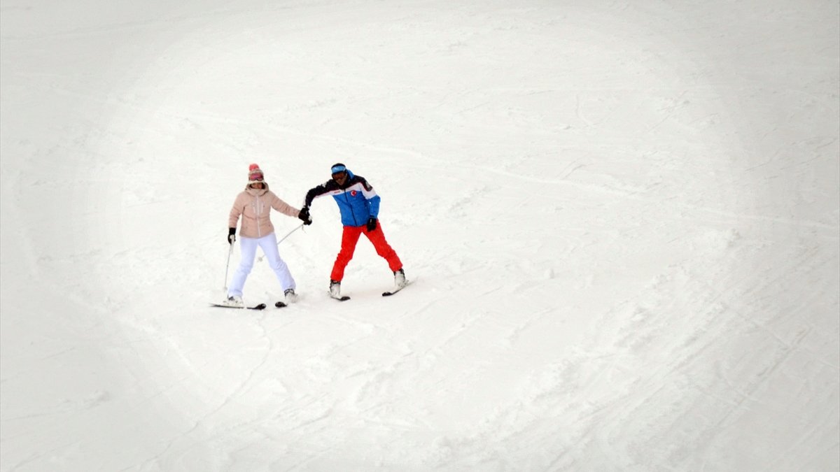 Kısıtlamadan muaf tutulan turistler Palandöken ve Cıbıltepe'de kayağın keyfini çıkardı