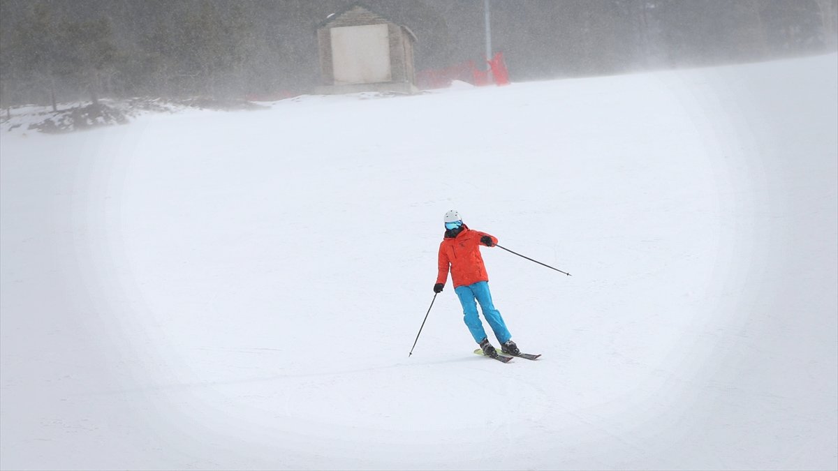Kısıtlamadan muaf tutulan turistler Palandöken ve Cıbıltepe'de kayağın keyfini çıkarıyor