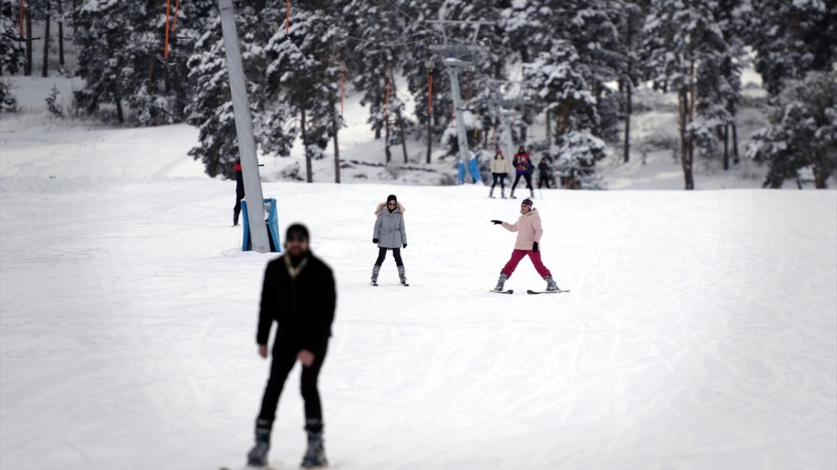 Kısıtlamadan muaf tutulan turistler Yalnızçam'da kayak yapmanın keyfini yaşadı