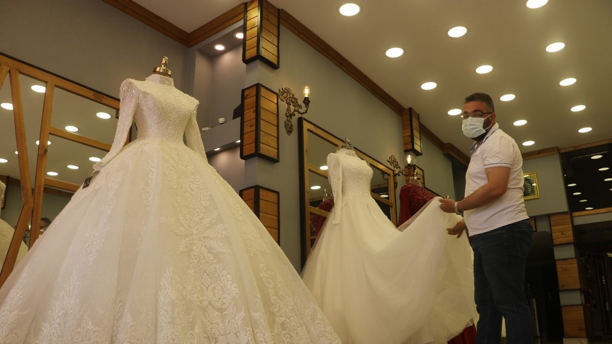 Kısıtlamalar kalkmadan gelinlikçilerde yoğunluk başladı