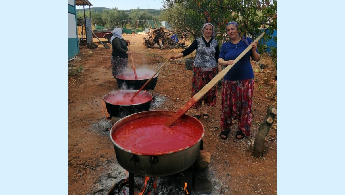 Kışlık salçalar kaynamaya başladı