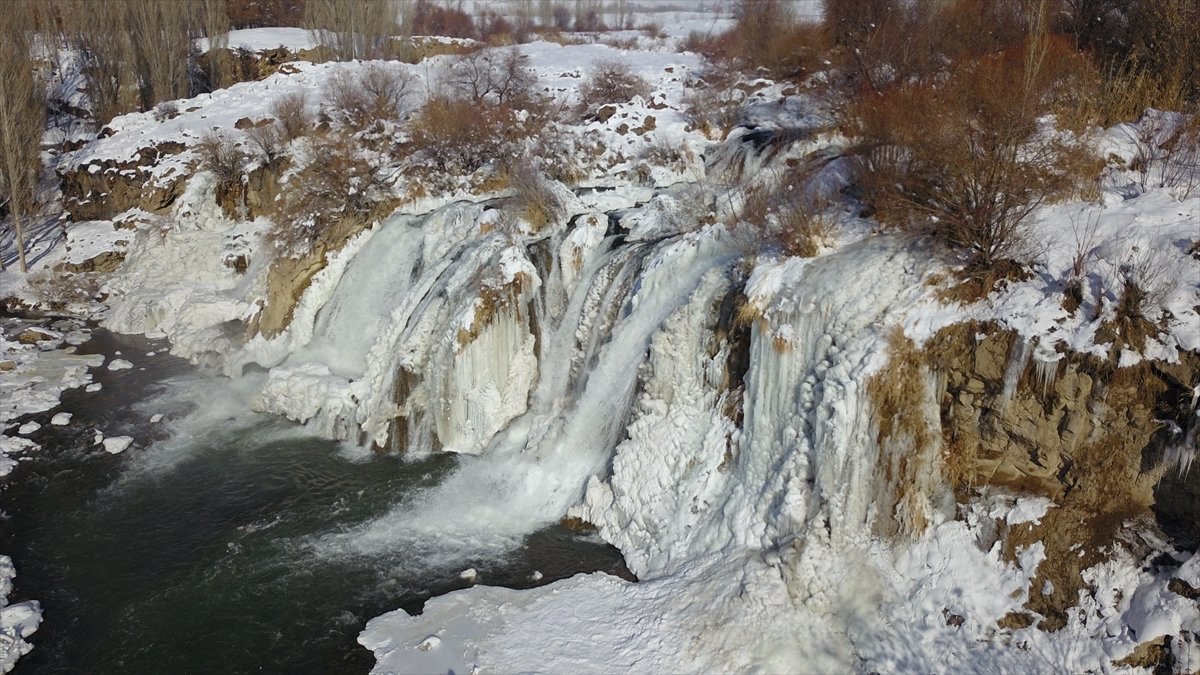 Kısmen donan Muradiye Şelalesi eşsiz manzaralar sunuyor