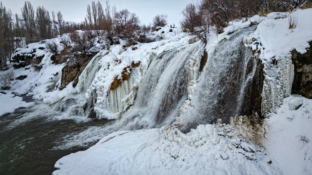 Kısmen donan Muradiye Şelalesi'nin çevresi beyaza büründü