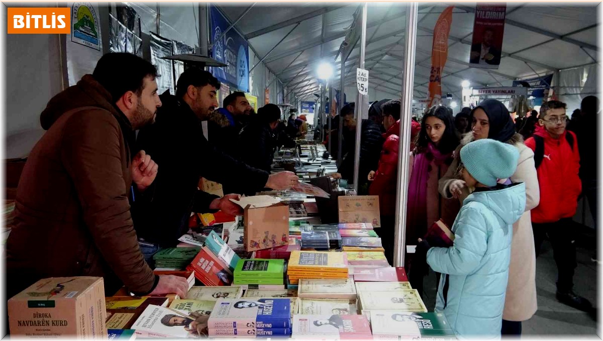 Kitap fuarında Kürtçe kitap standına yoğun ilgi