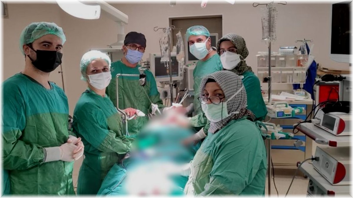 Kitle nedeni ile nefes darlığı ve yutma güçlüğü çeken hasta Fethi Sekin Şehir Hastanesi’nde sağlığına kavuştu