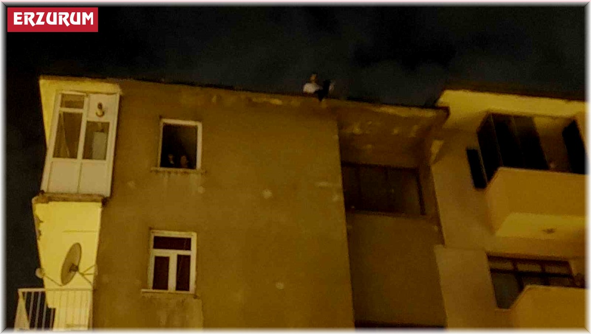 Kız arkadaşından ayrıldı, 5 katlı binadan atlamak istedi