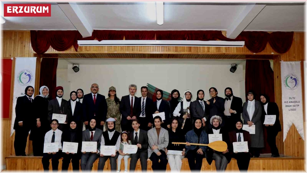 Kız öğrenciler sahnede ünlü şairleri canlandırdı