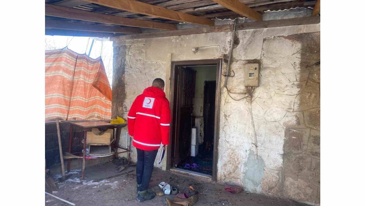 Kızılay, AFAD ve gönüllüler, Tunceli'nin zorlu kış şartlarında ihtiyaç sahiplerine ulaştı