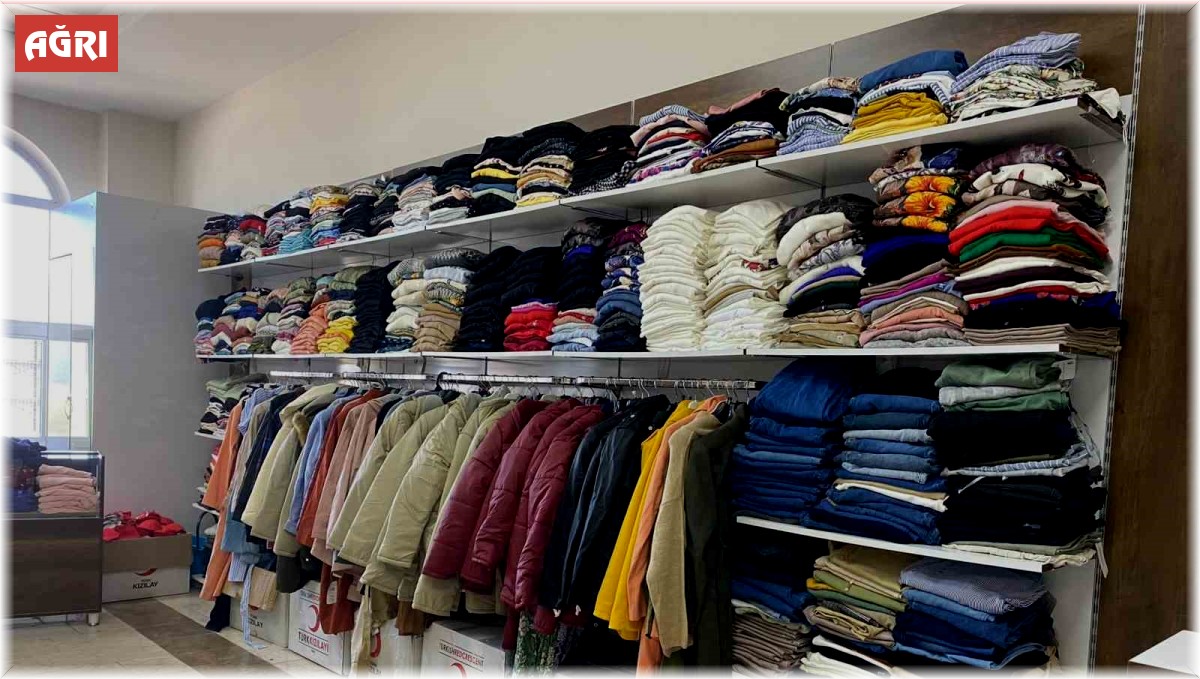 Kızılay Ağrı'da üniversite öğrencilerine ücretsiz giyim