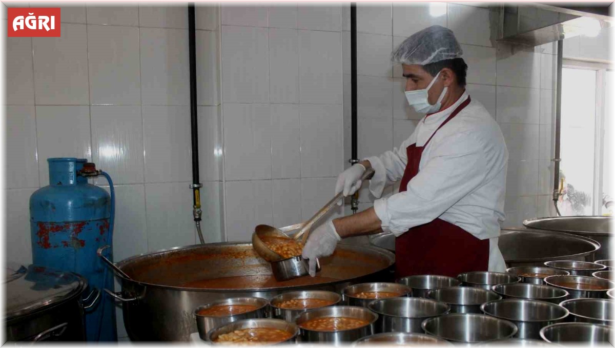 Kızılay Ağrı Şubesi her gün 4 bin kişiye sıcak yemek ulaştırıyor