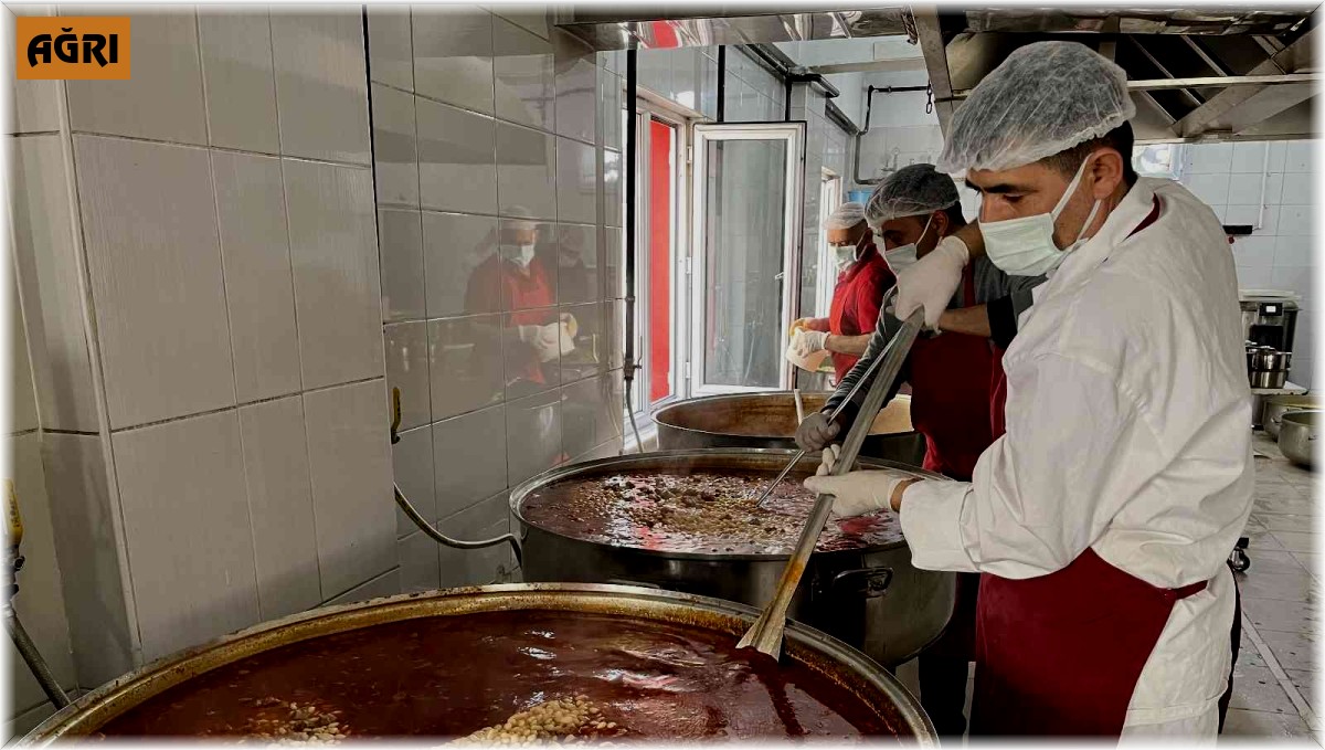Kızılay Ağrı Şubesi'nden her gün 4 bin 500 kişiye sıcak yemek