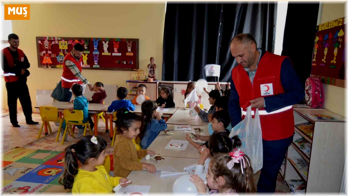 Kızılay Başkanı Yonat öğrencilerle bir araya geldi