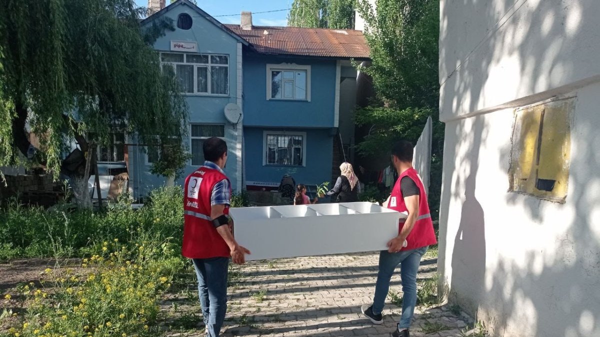 Kızılay çocuklara kitap ve kitaplık hediye etti