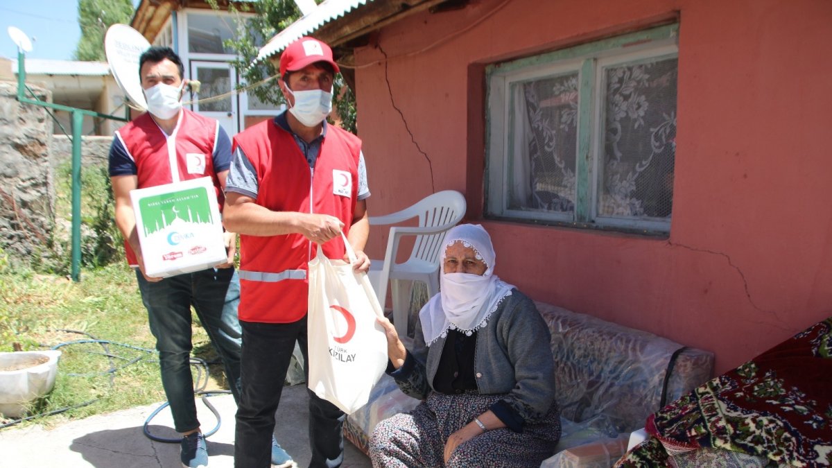 Kızılay'dan 2 aileye gıda yardımı