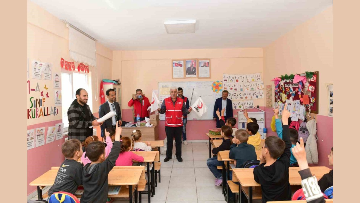 Kızılay'dan Çatak'taki öğrencilere anlamlı destek