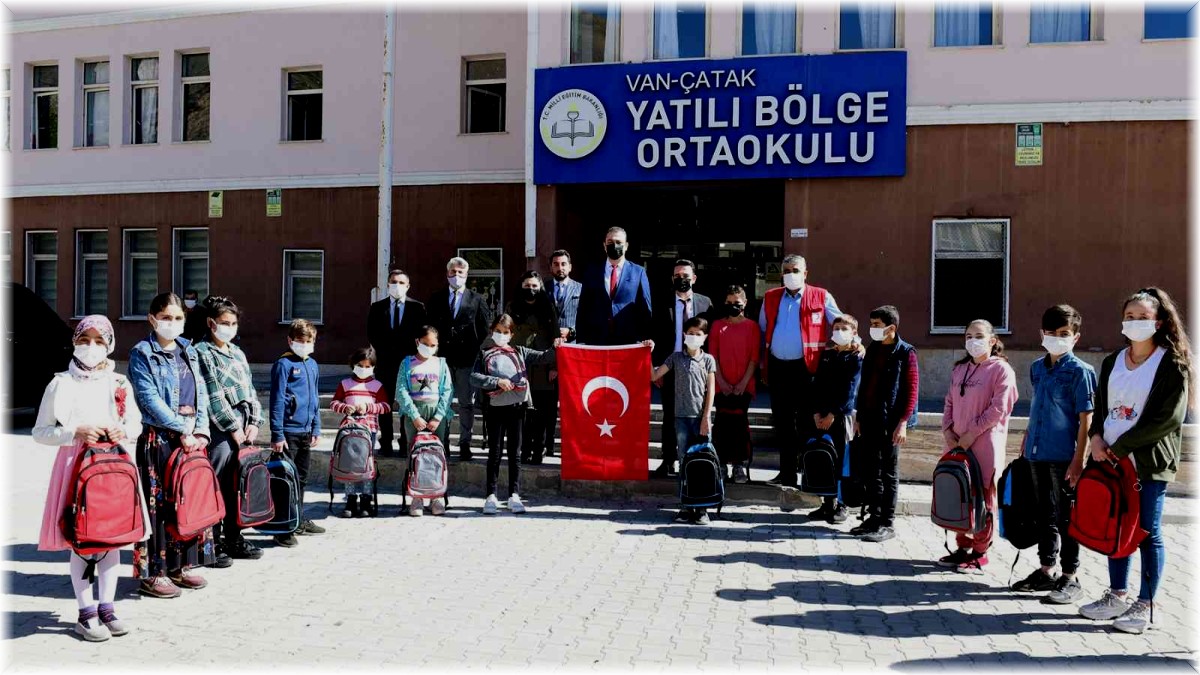 Kızılay'dan Çatak'taki öğrencilere kırtasiye yardımı