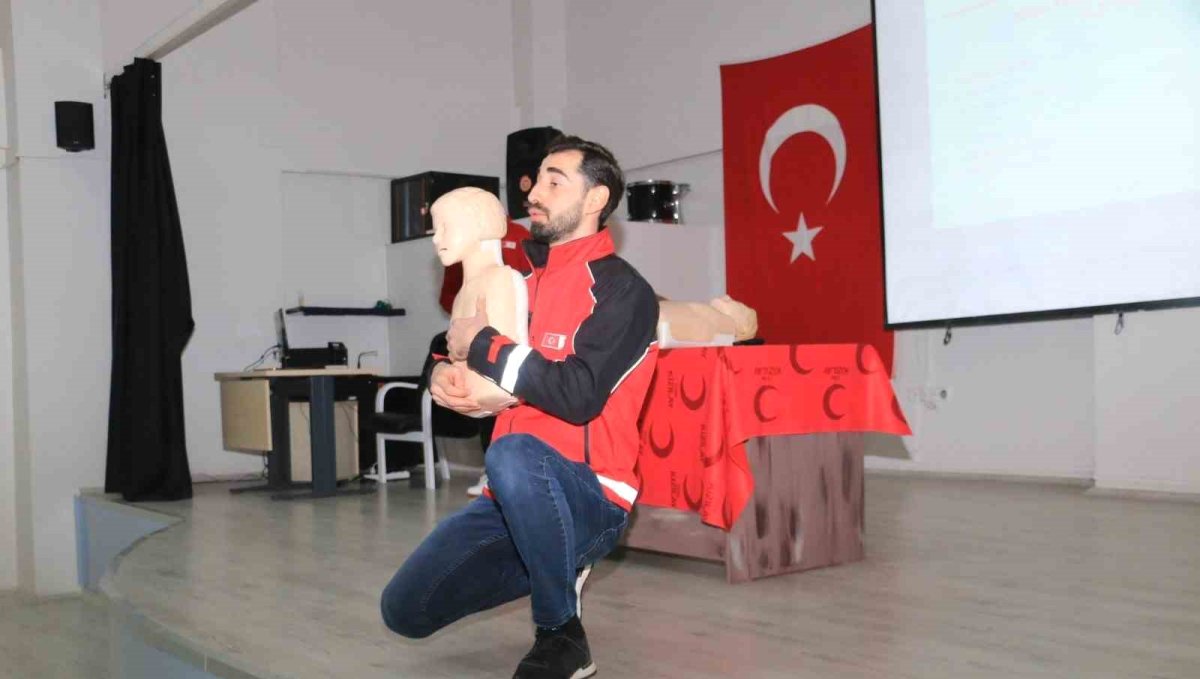 Kızılay'dan çocuklara ilk yardım eğitimi