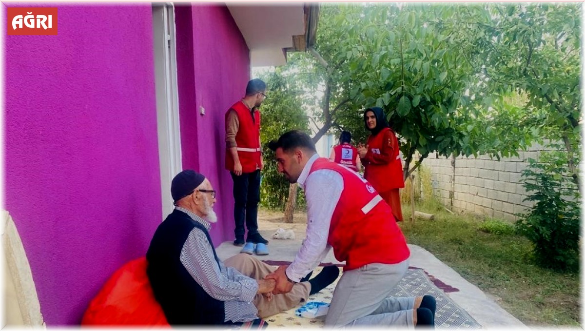 Kızılay'dan Doğubayazıt'ta asırlık çınarlara ziyaret