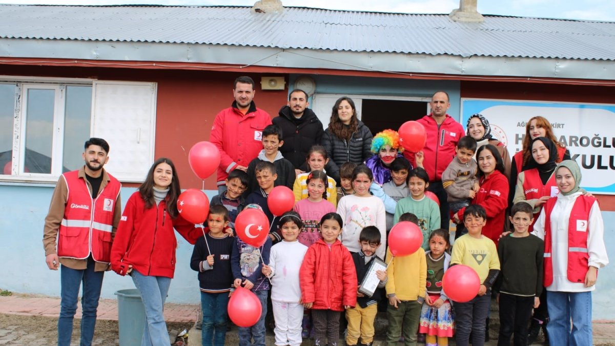 Kızılay'dan Eleşkirt'teki öğrencilere sürpriz ziyaret