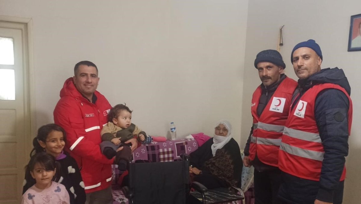 Kızılay'dan gazi eşine tekerlekli sandalye desteği