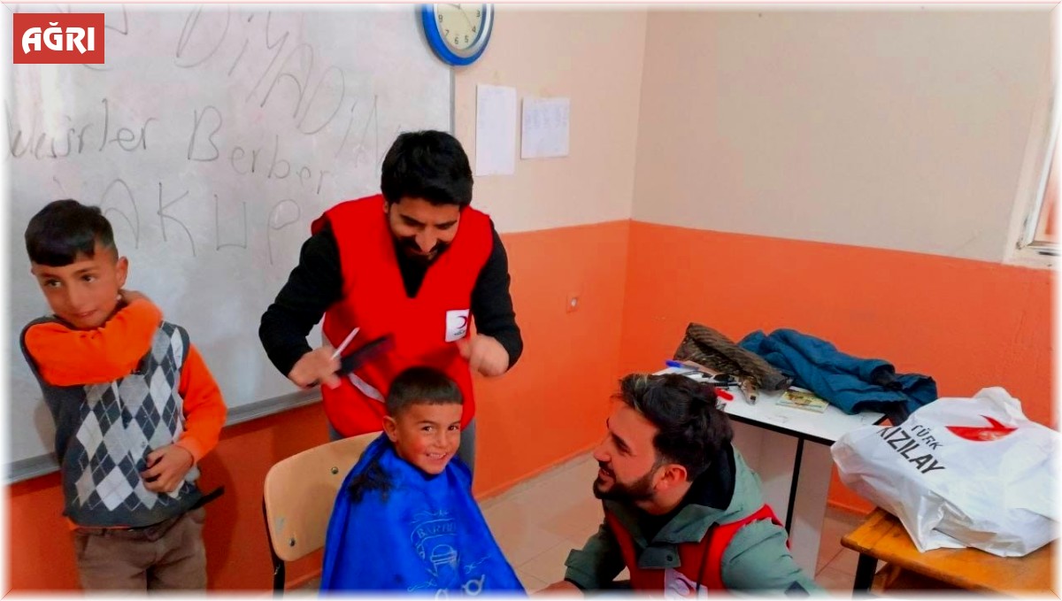 Kızılay'dan köy çocuklarına berber sürprizi