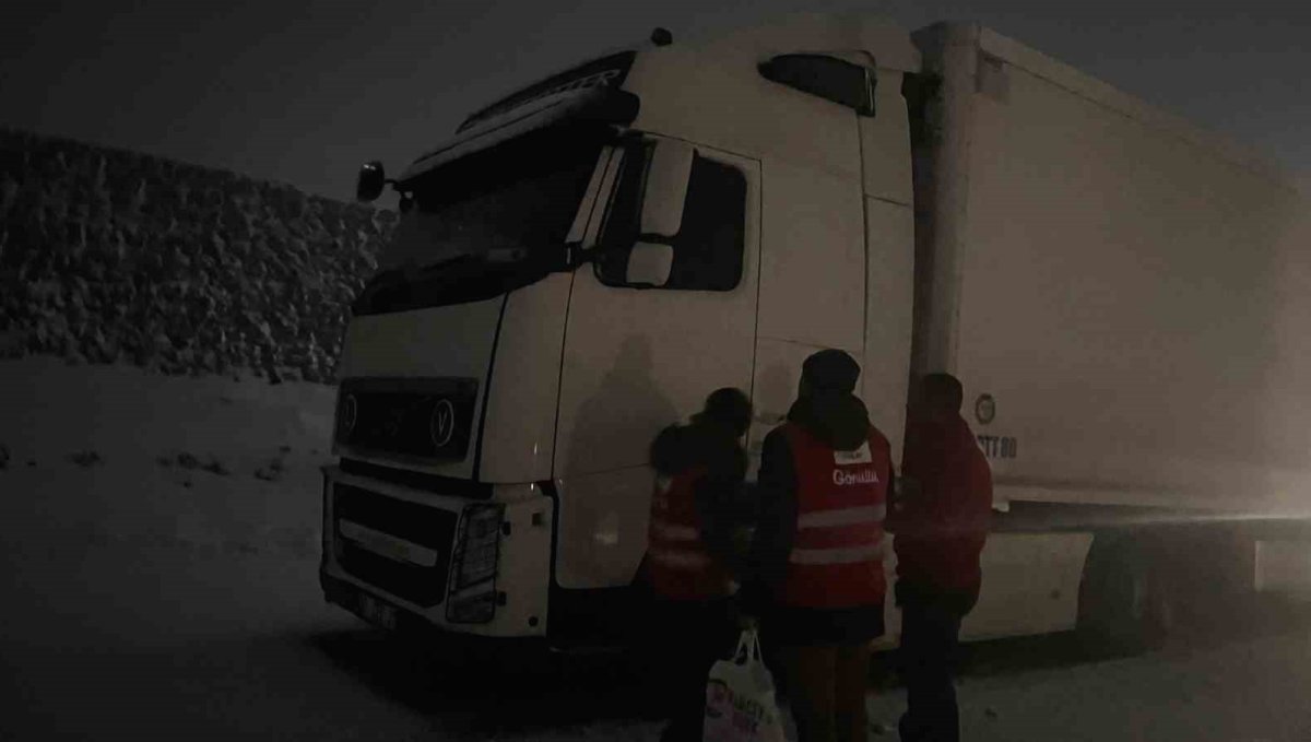 Kızılay'dan mahsur kalan sürücülere kumanya desteği