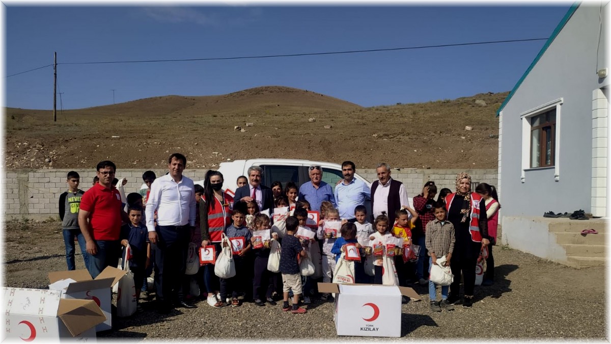 Kızılay'dan Pasinler'de öğrencilere kırtasiye yardımı