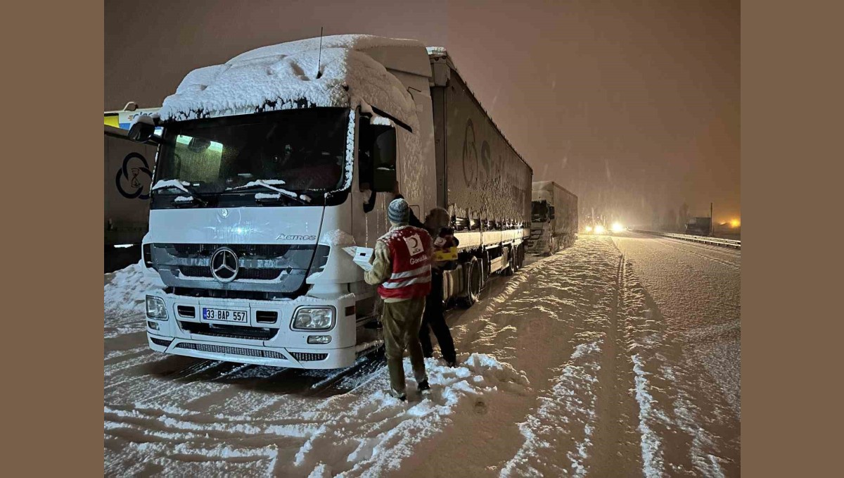 Kızılay'dan Tendürek Geçidi'nde sürücülere sıcak destek